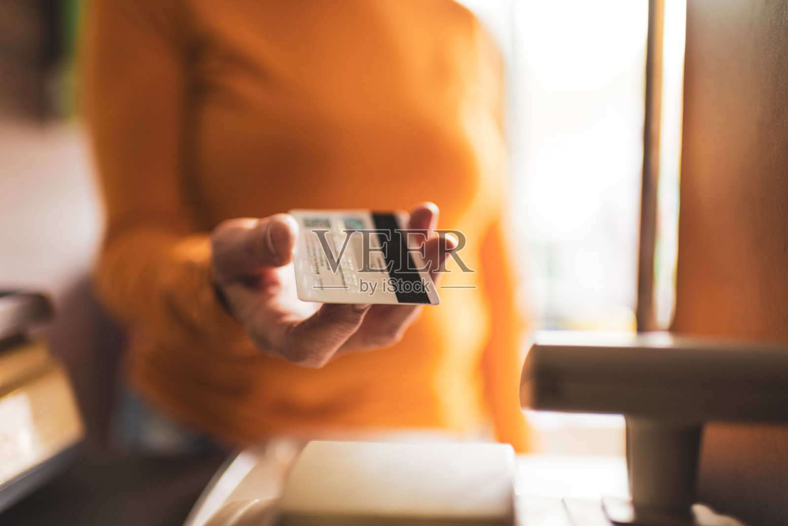 店主接受客户的无线非接触式付款照片摄影图片