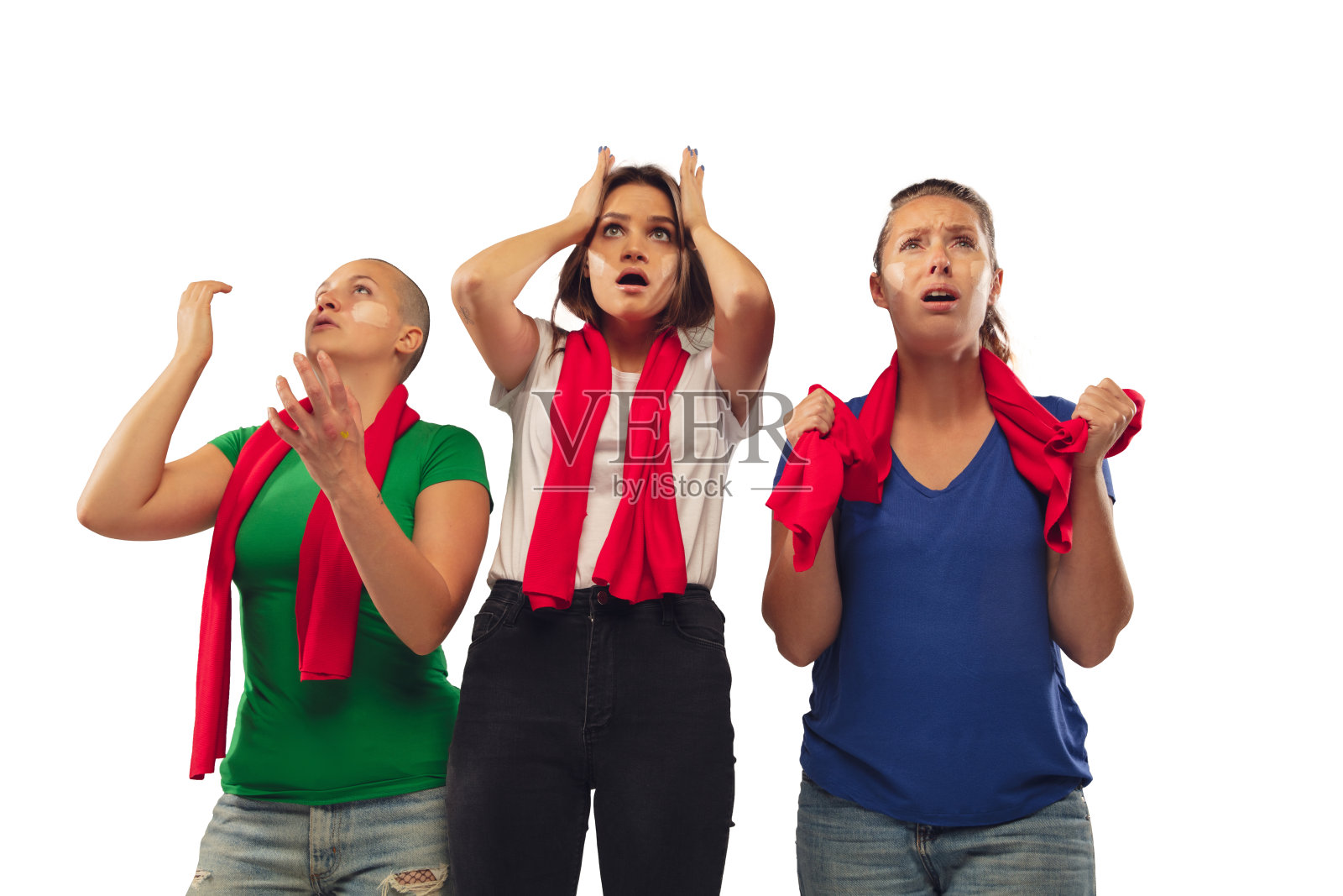 女足球迷们为自己喜爱的球队欢呼，在白色的演播室背景下，她们情绪激昂照片摄影图片