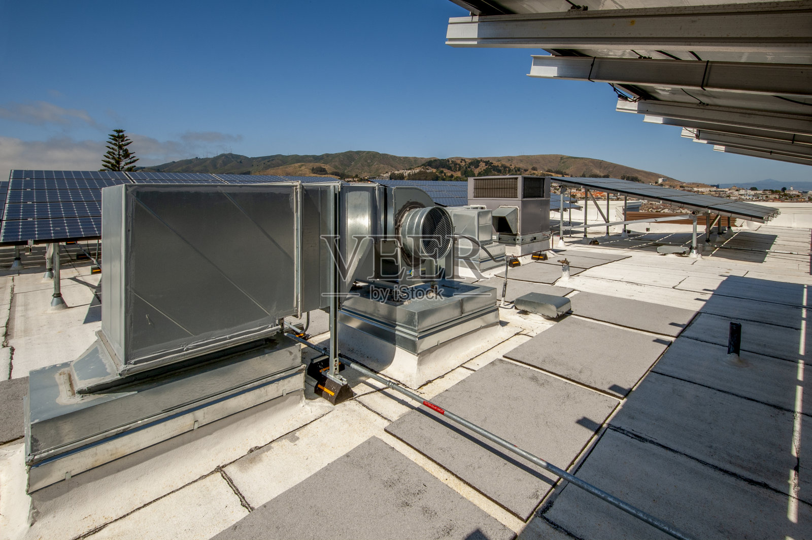 暖通空调设备与太阳能电池板照片摄影图片