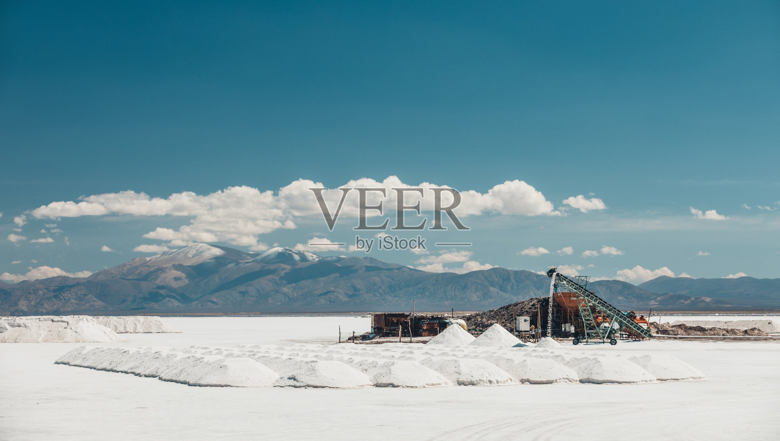 在阿根廷的Salinas Grandes - Jujuy的盐提取照片摄影图片