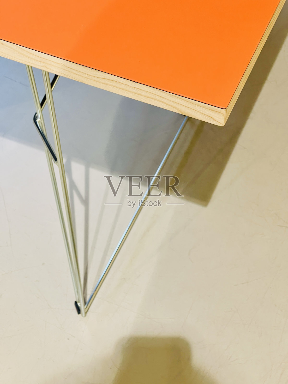 橙色的桌子边照片摄影图片