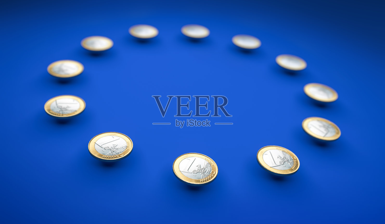 蓝色背景圆圈内的欧元硬币照片摄影图片