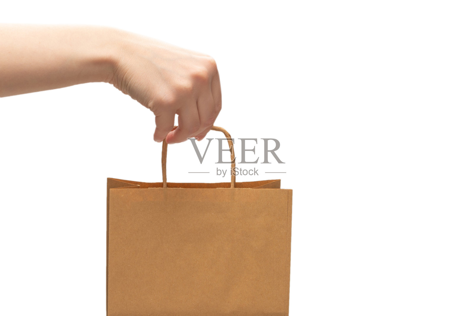 女人手里的纸袋孤立在白色背景上。照片摄影图片