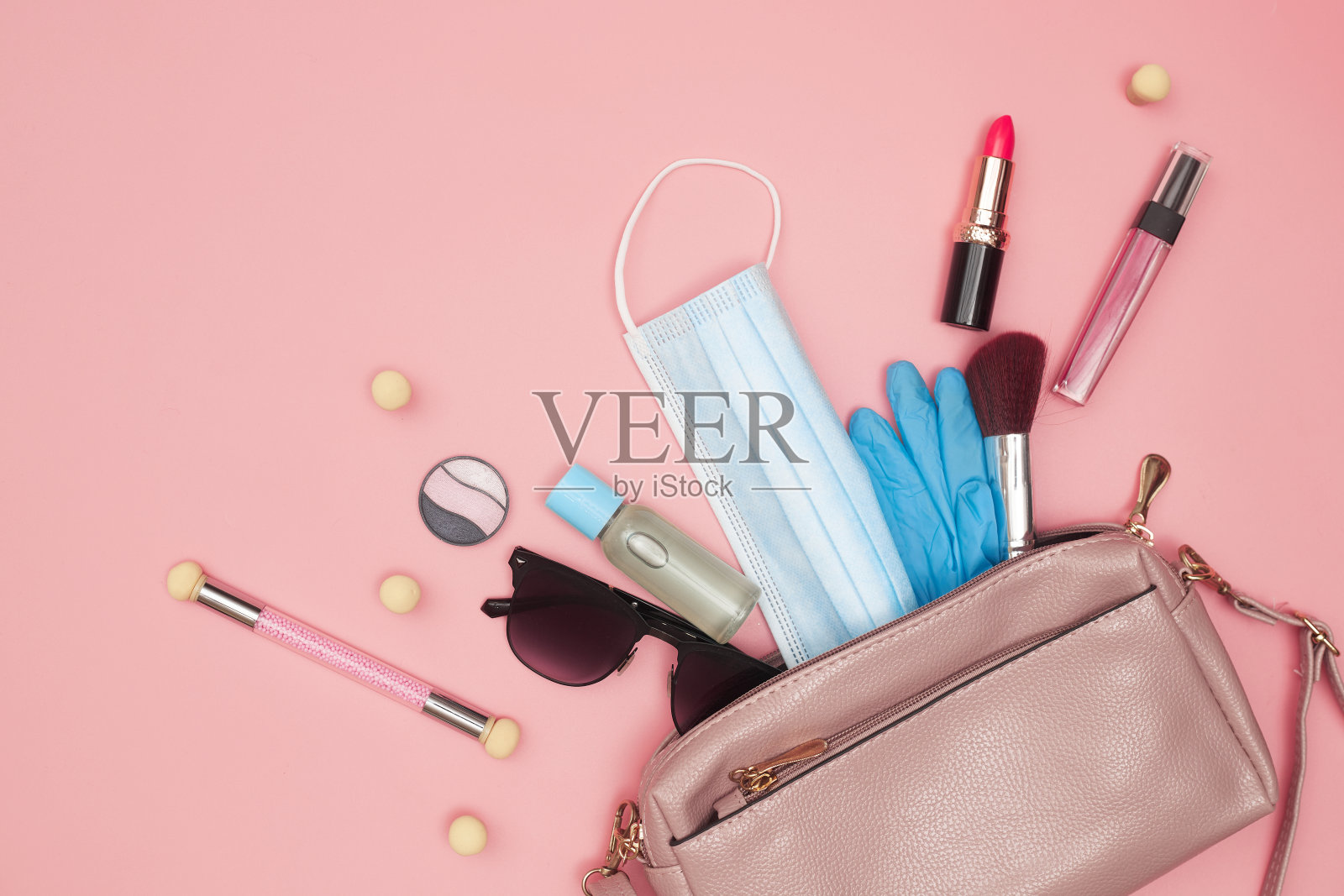 女士手袋用化妆品和医用口罩消毒液，covid-19，平躺照片摄影图片