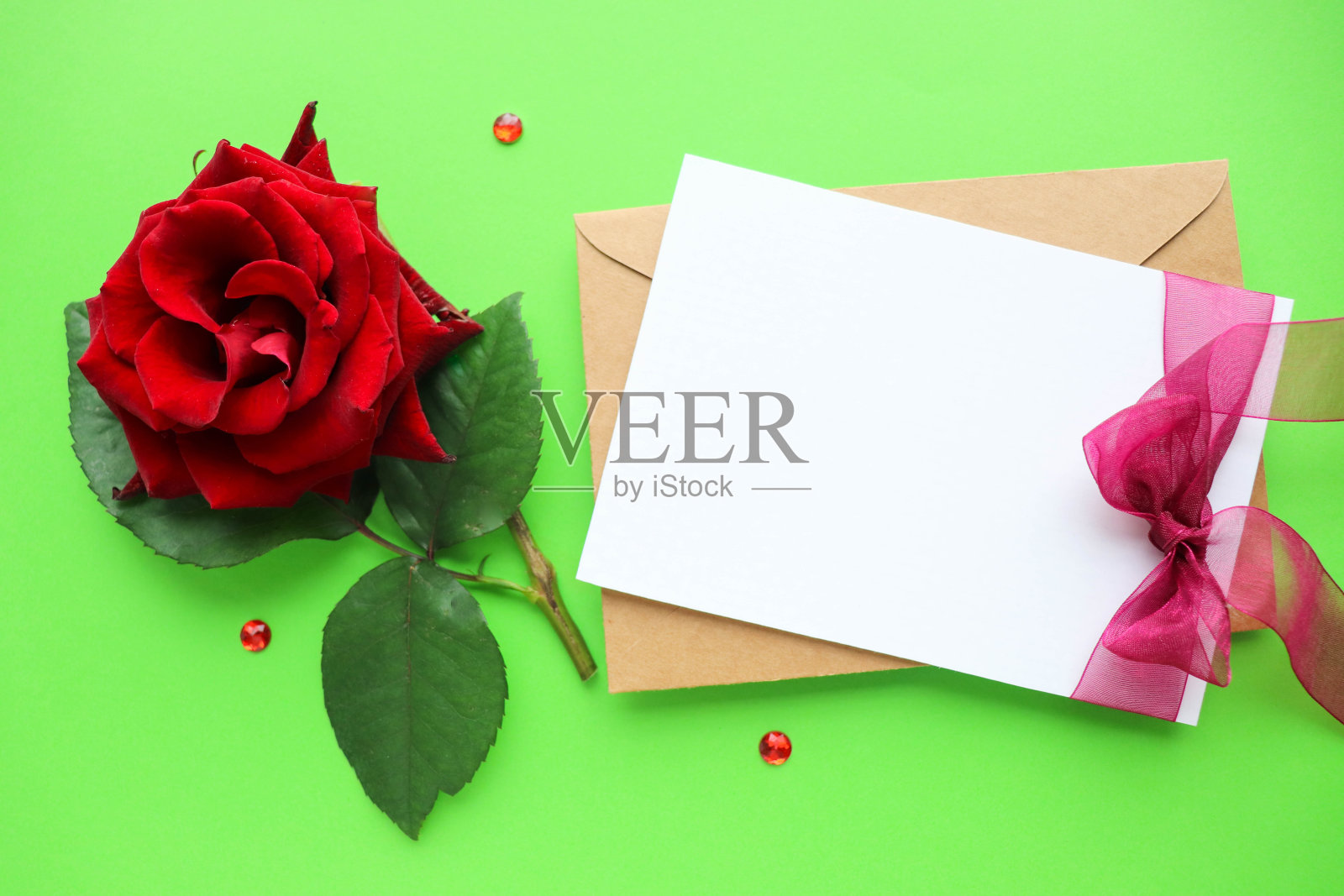 布局贺卡。美丽的红玫瑰花束和文字空间照片摄影图片