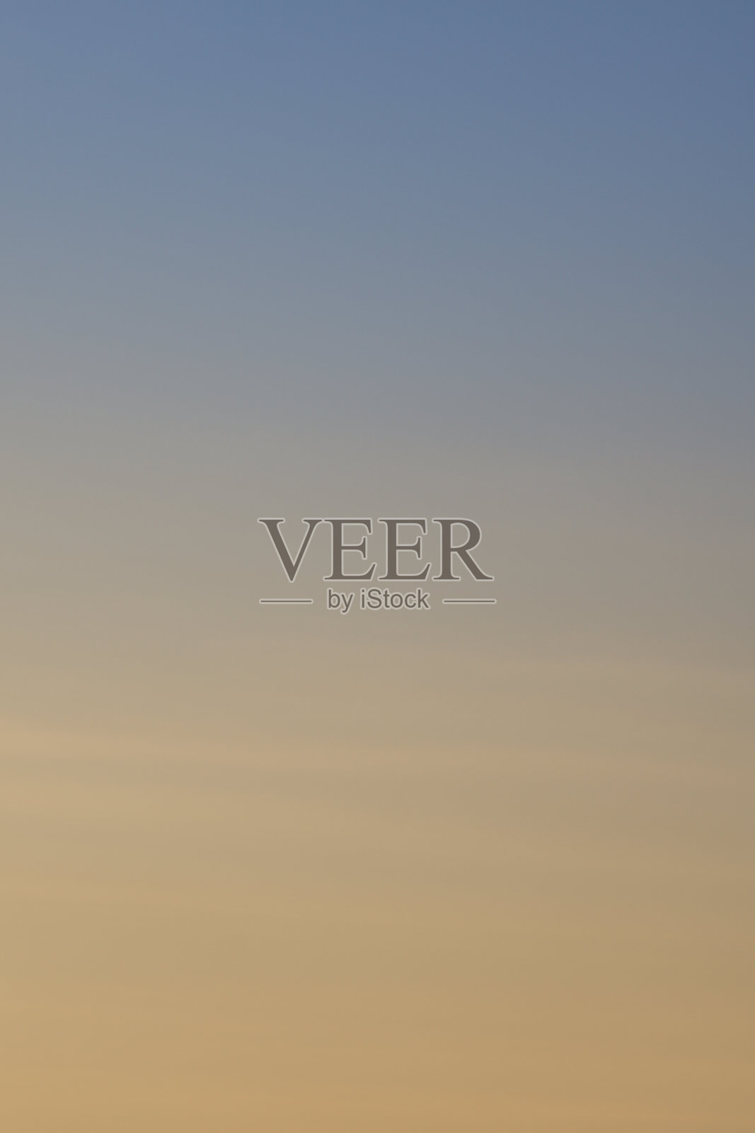 黄金时间自然背景与天空和云在垂直的框架照片摄影图片