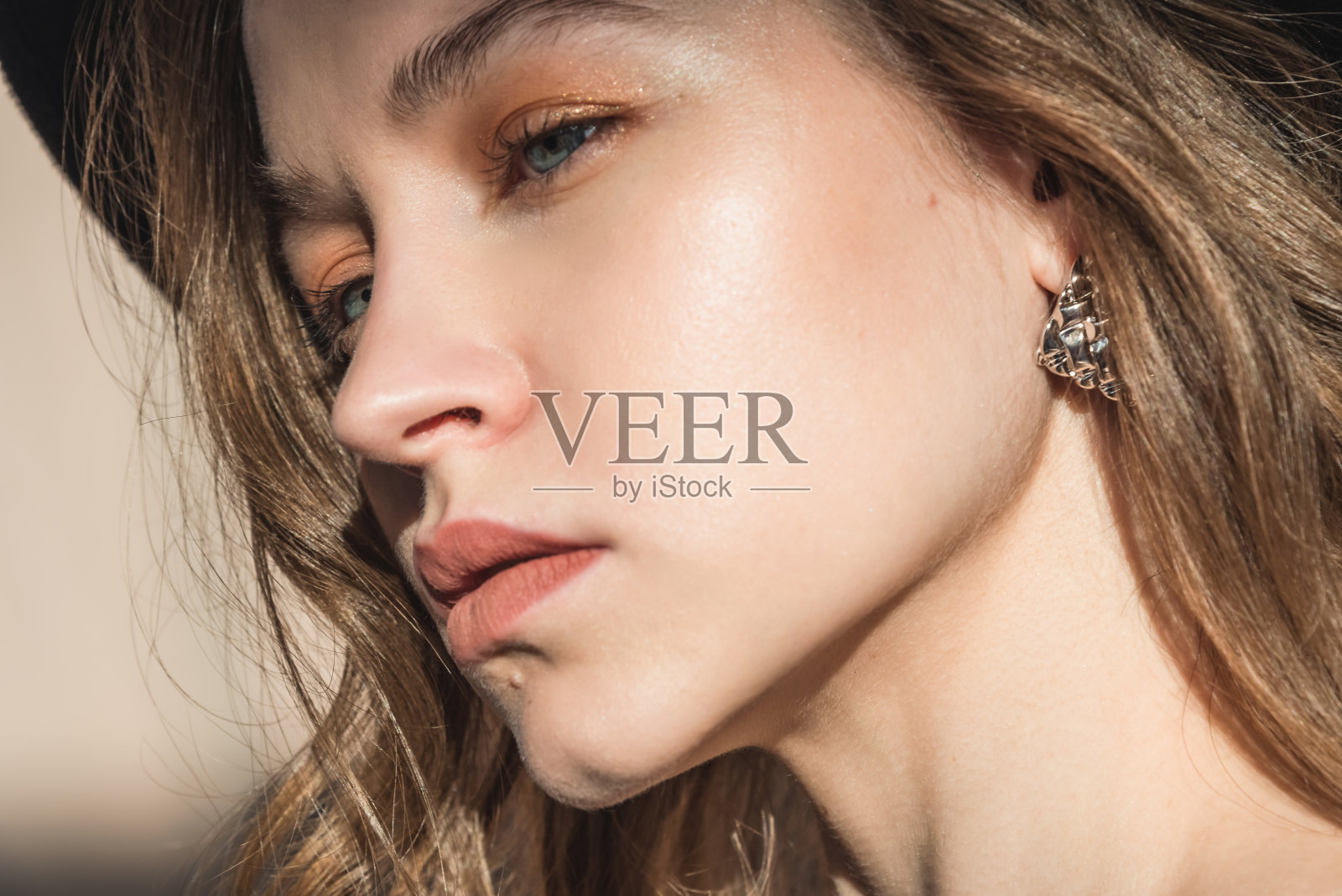 一个化妆和长卷发的美丽女人的肖像在工作室。时装摄影的概念照片摄影图片