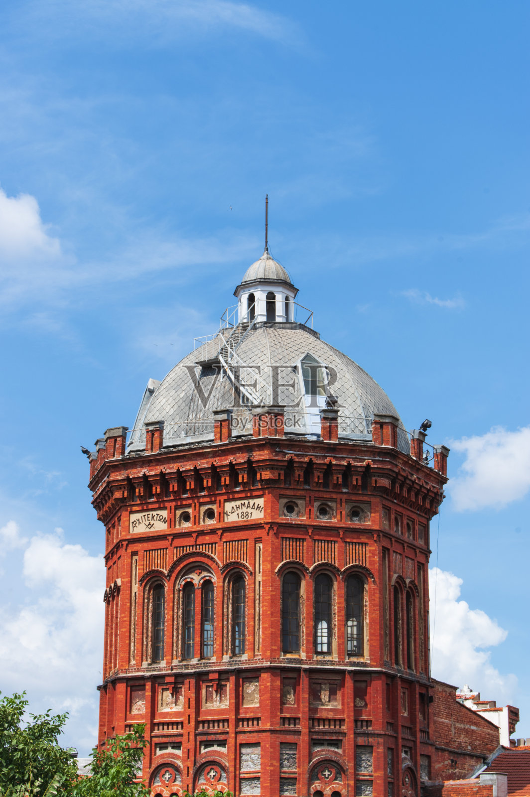 伊斯坦布尔的坎利教堂或蒙古的圣玛丽教堂是伊斯坦布尔的东正教教堂。红教堂。后面是蓝天的塔。照片摄影图片