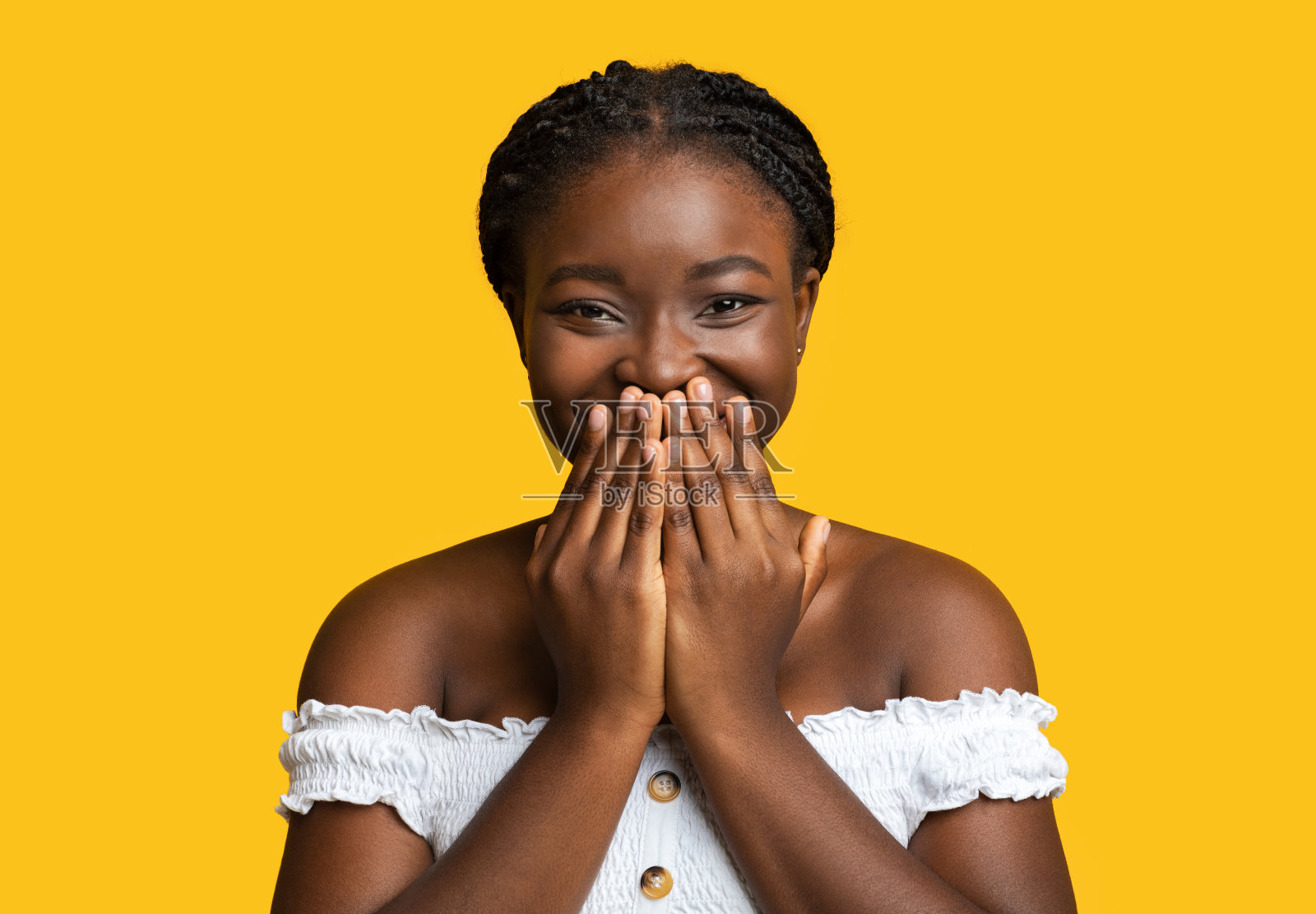 笑声。愉快的黑色女士用手捂着嘴在快乐的兴奋照片摄影图片