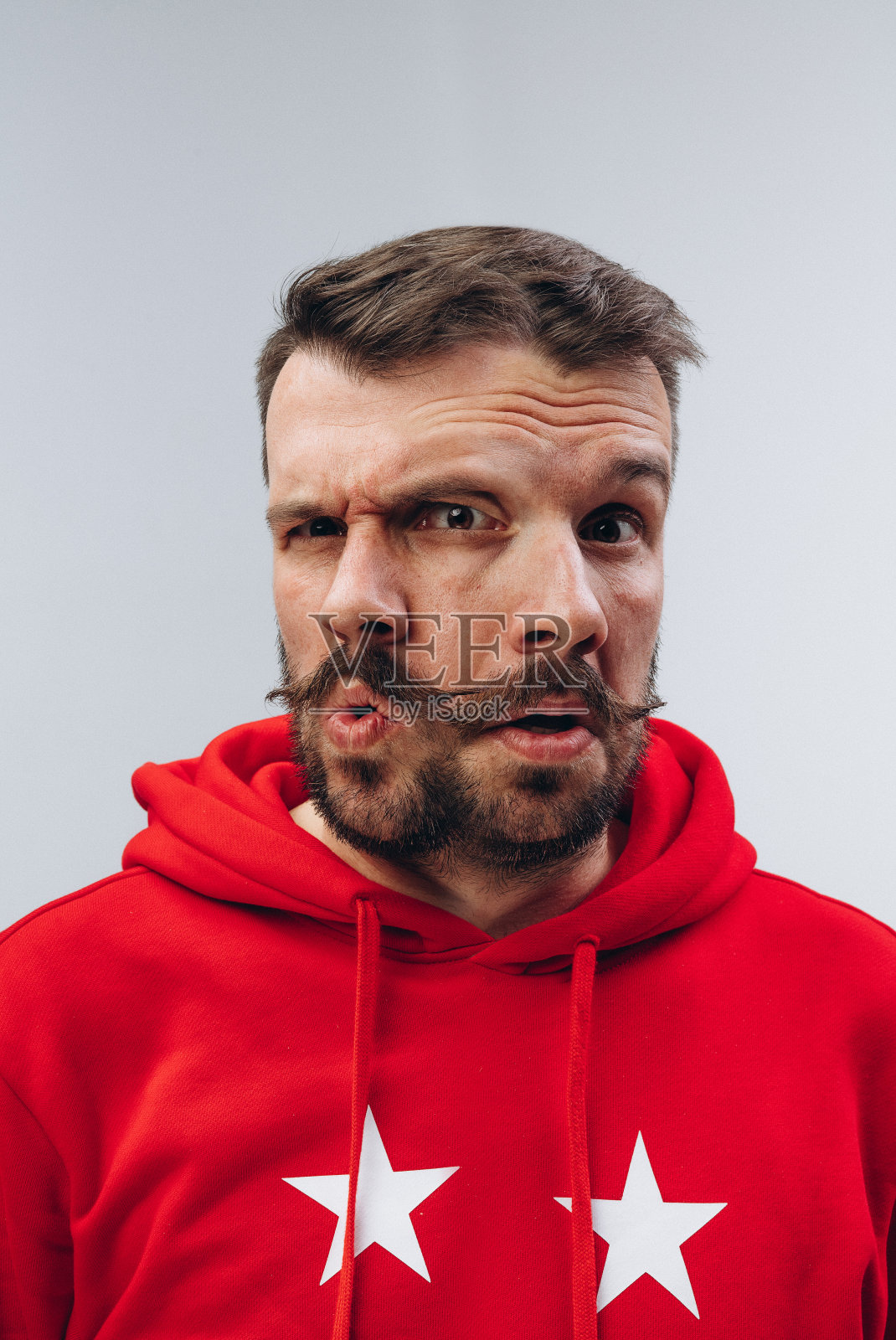 在白色背景下，面部表情丰富多样的年轻男子照片摄影图片