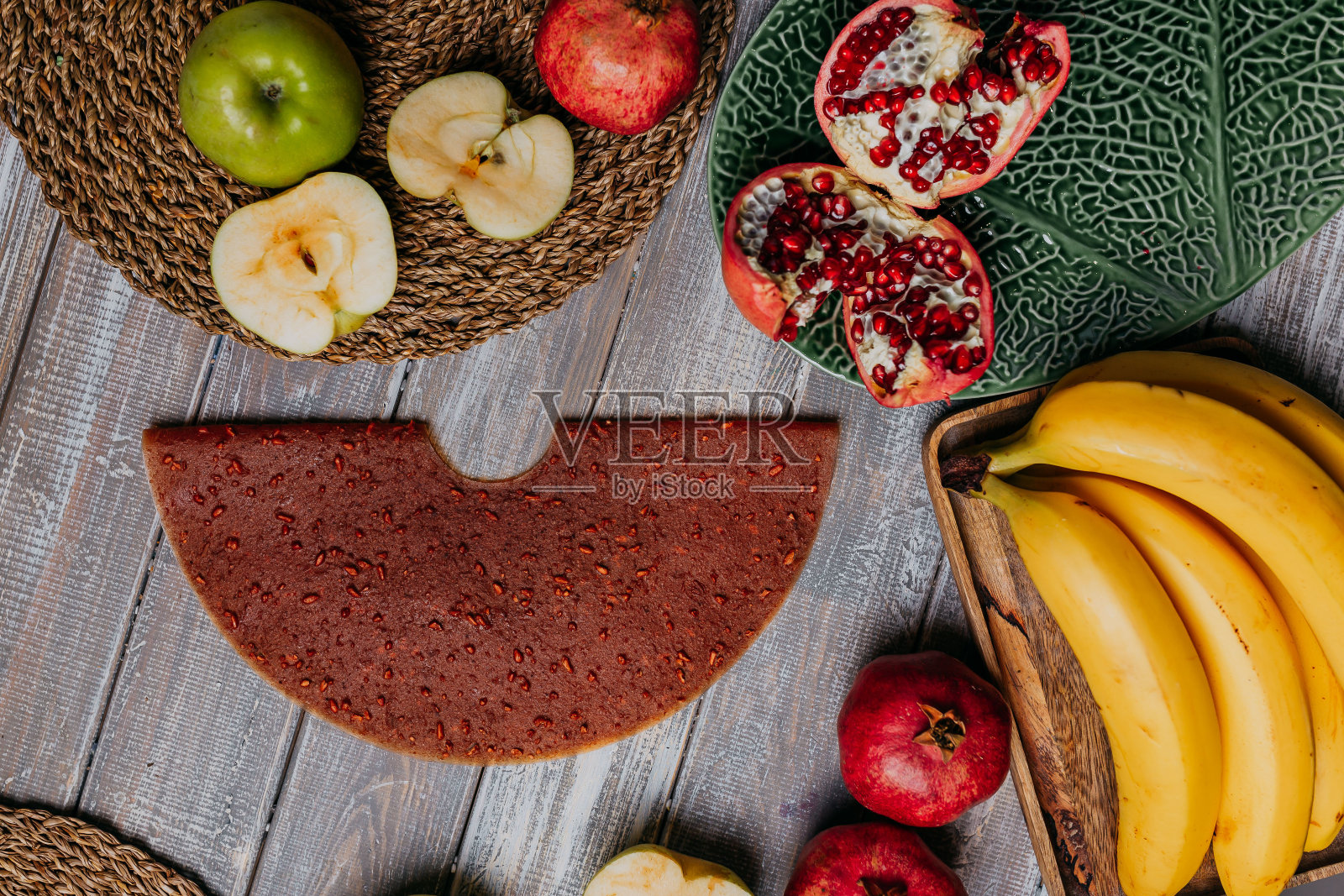 石榴果皮无糖。木桌上放着新鲜的水果。圆的水果皮。健康食品。苹果，香蕉和石榴俯视图。照片摄影图片