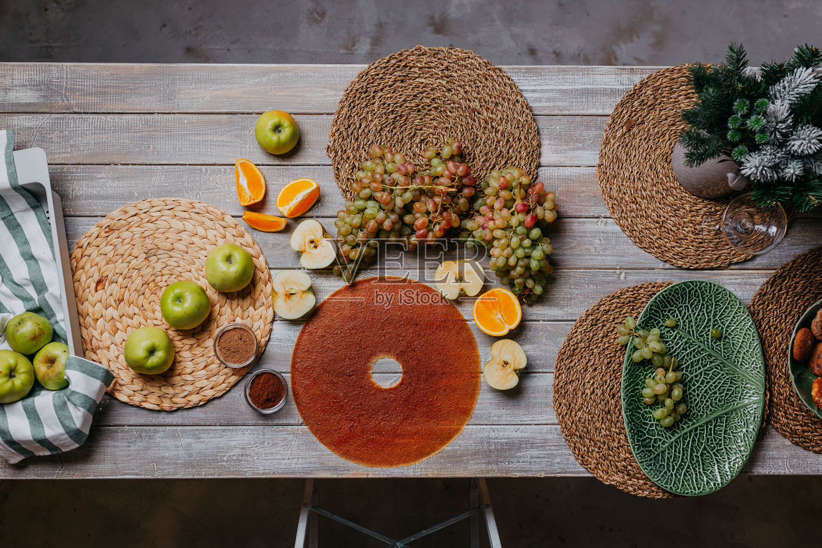 葡萄果皮与新鲜水果放在木桌上。圆的水果皮。健康食品。苹果，香蕉，葡萄俯视图。葡萄果实不含糖。照片摄影图片