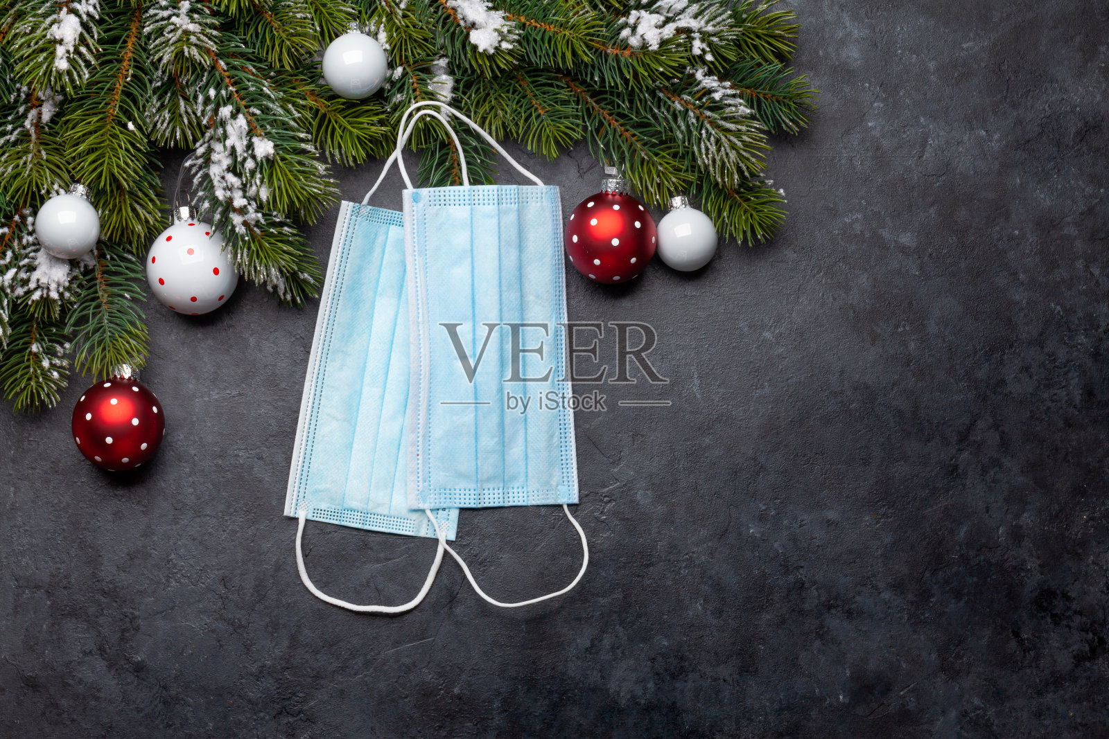 有冷杉树和面具的圣诞卡照片摄影图片