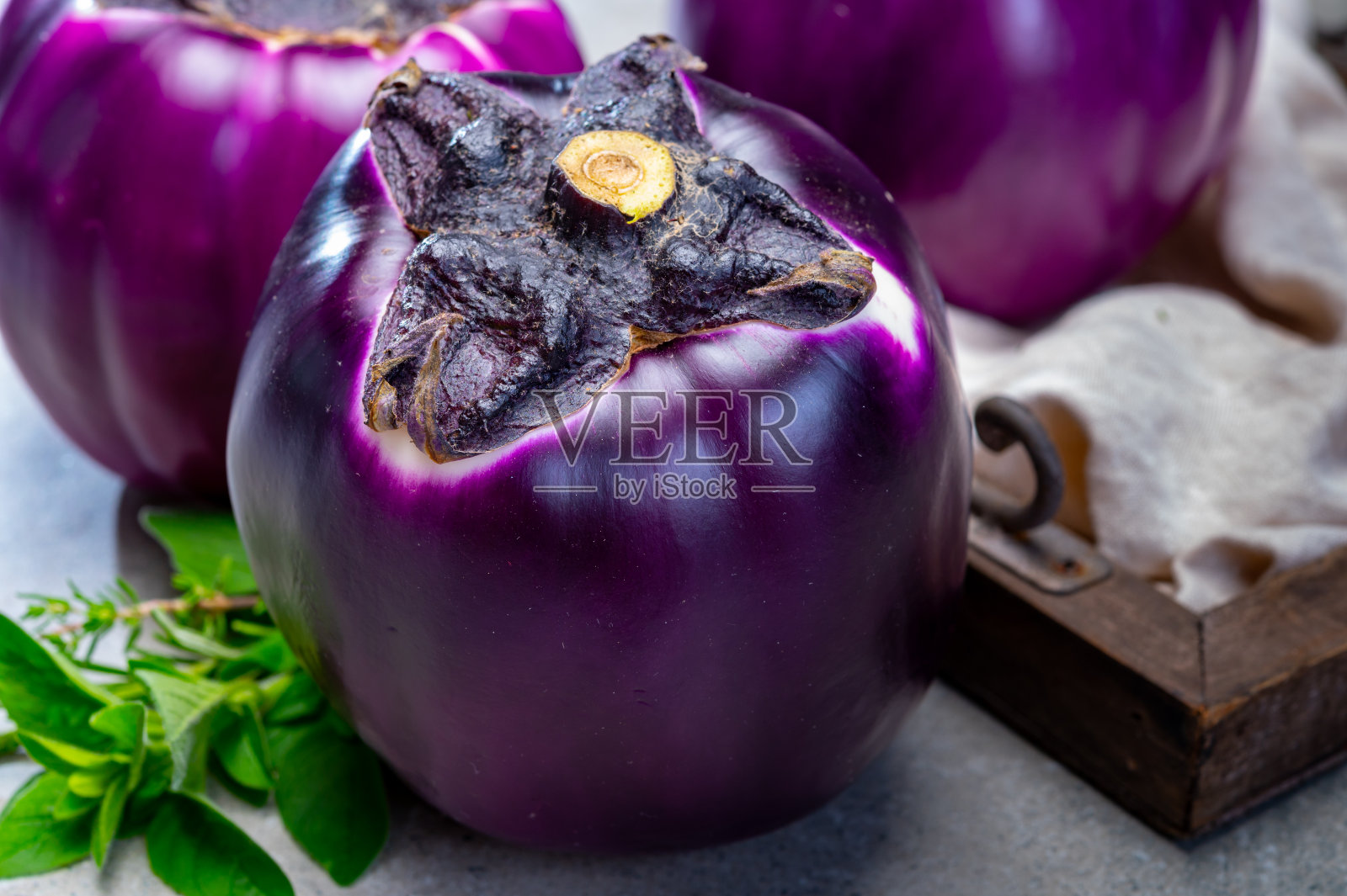 新鲜成熟的西西里紫色圆茄，可用于烹饪照片摄影图片