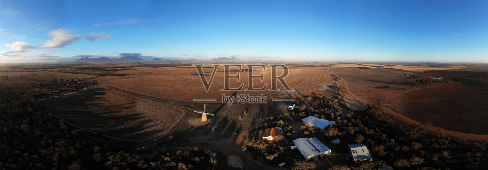 在斯特灵山脉国家公园的荷兰风车全景鸟瞰图照片摄影图片