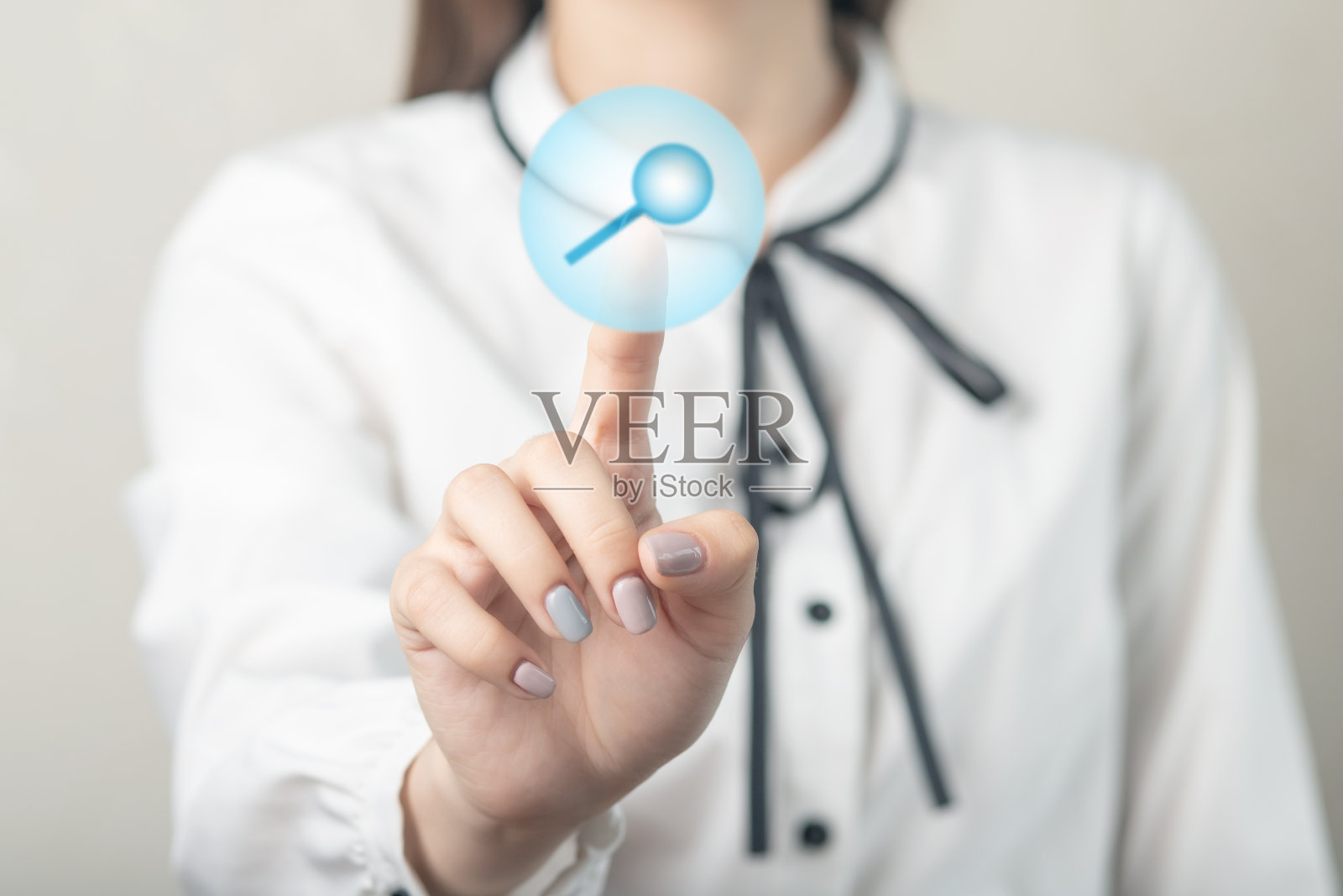 女性手按搜索图标，商业技术概念照片摄影图片