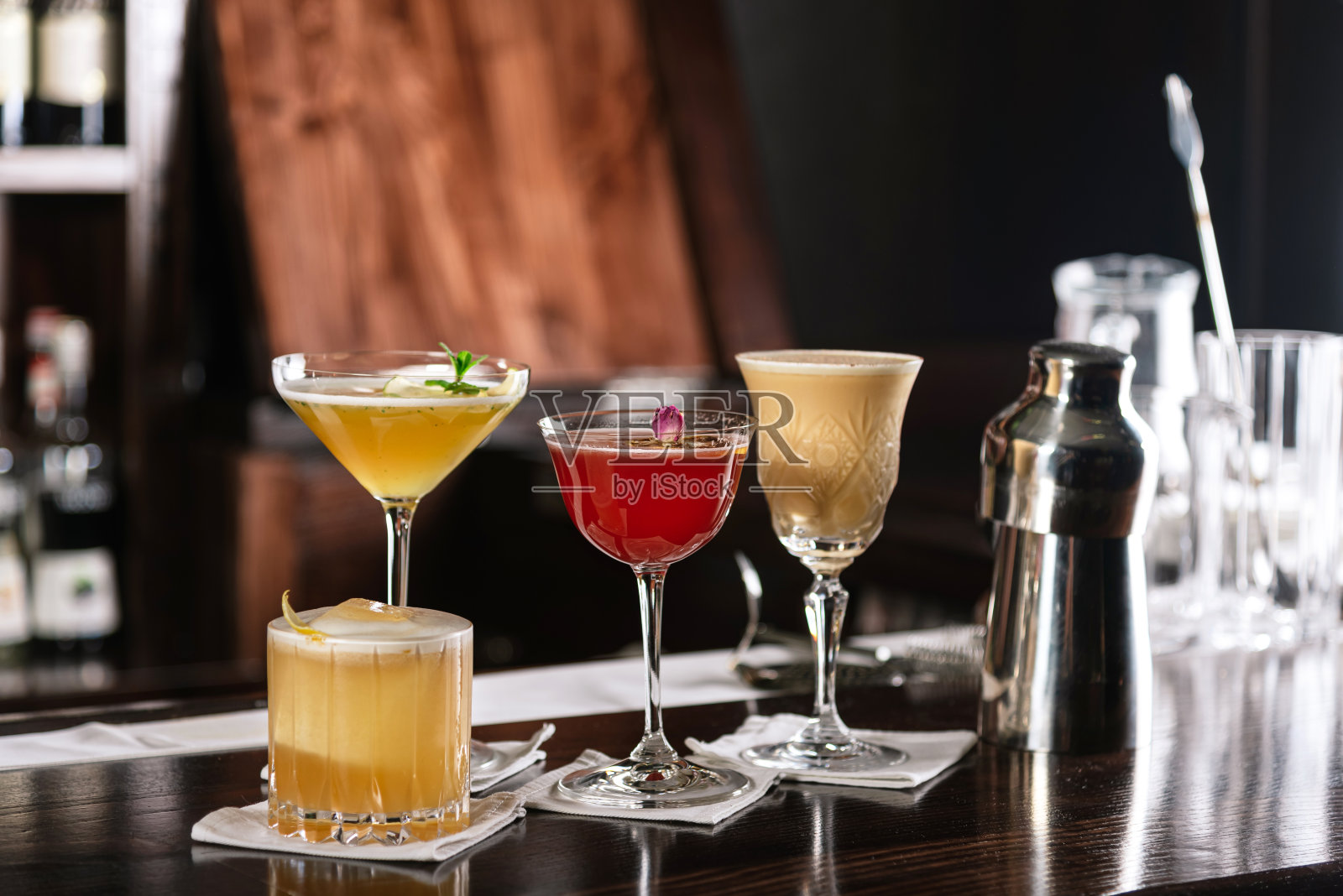 吧台上的鸡尾酒照片摄影图片