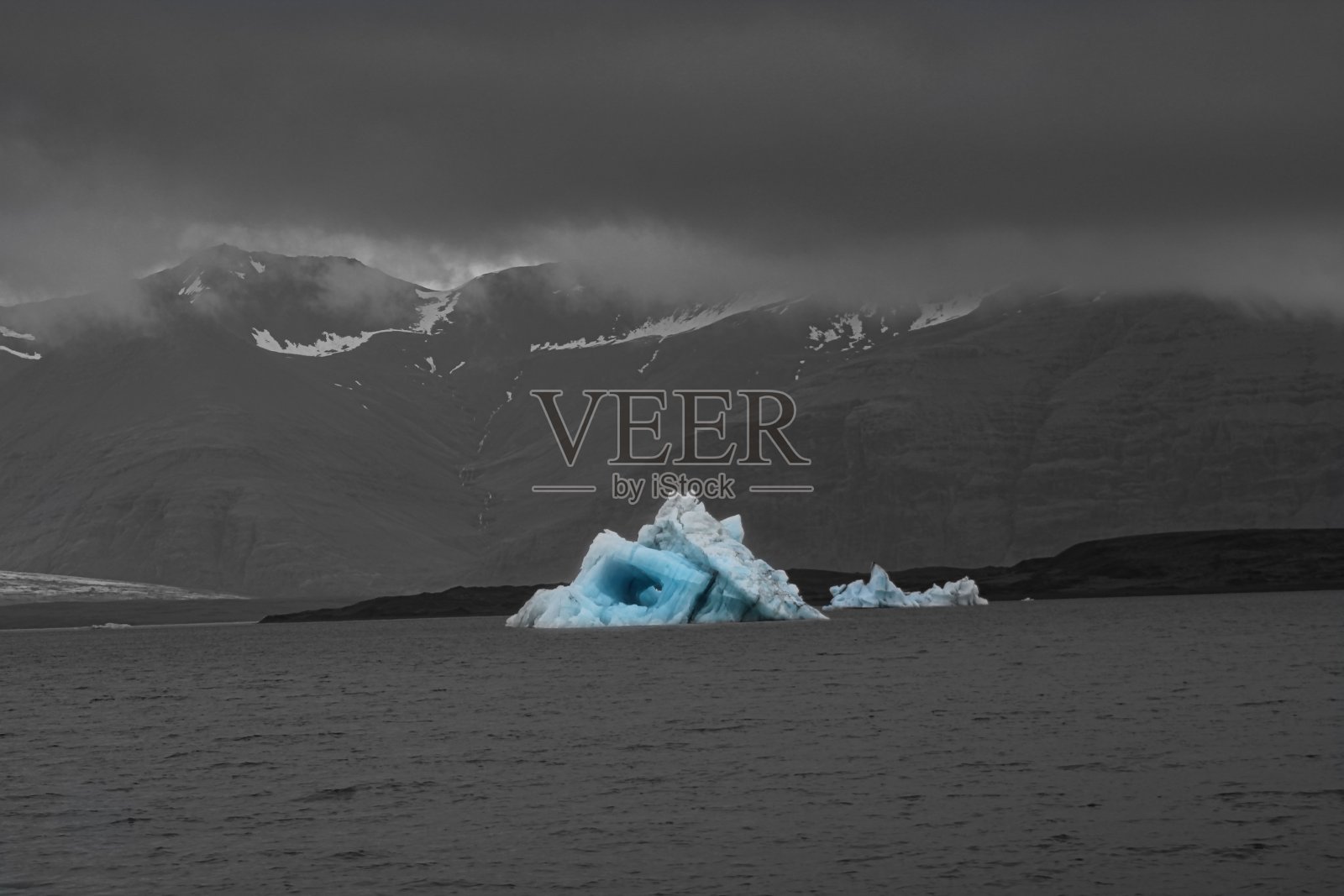 蓝色冰山流经冰岛南部的Jokulsarlon冰川泻湖照片摄影图片