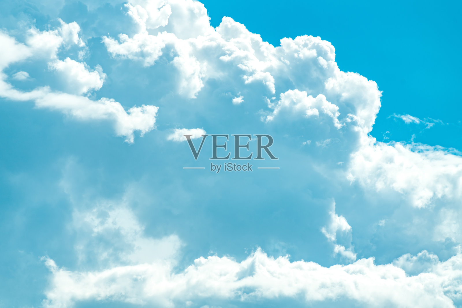 蓝色的天空和小云朵的背景。全景照片摄影图片