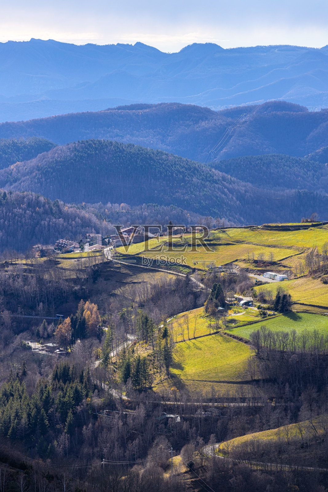 西班牙比利牛斯山的美丽小山，在一个像秋天一样的冬日。照片摄影图片