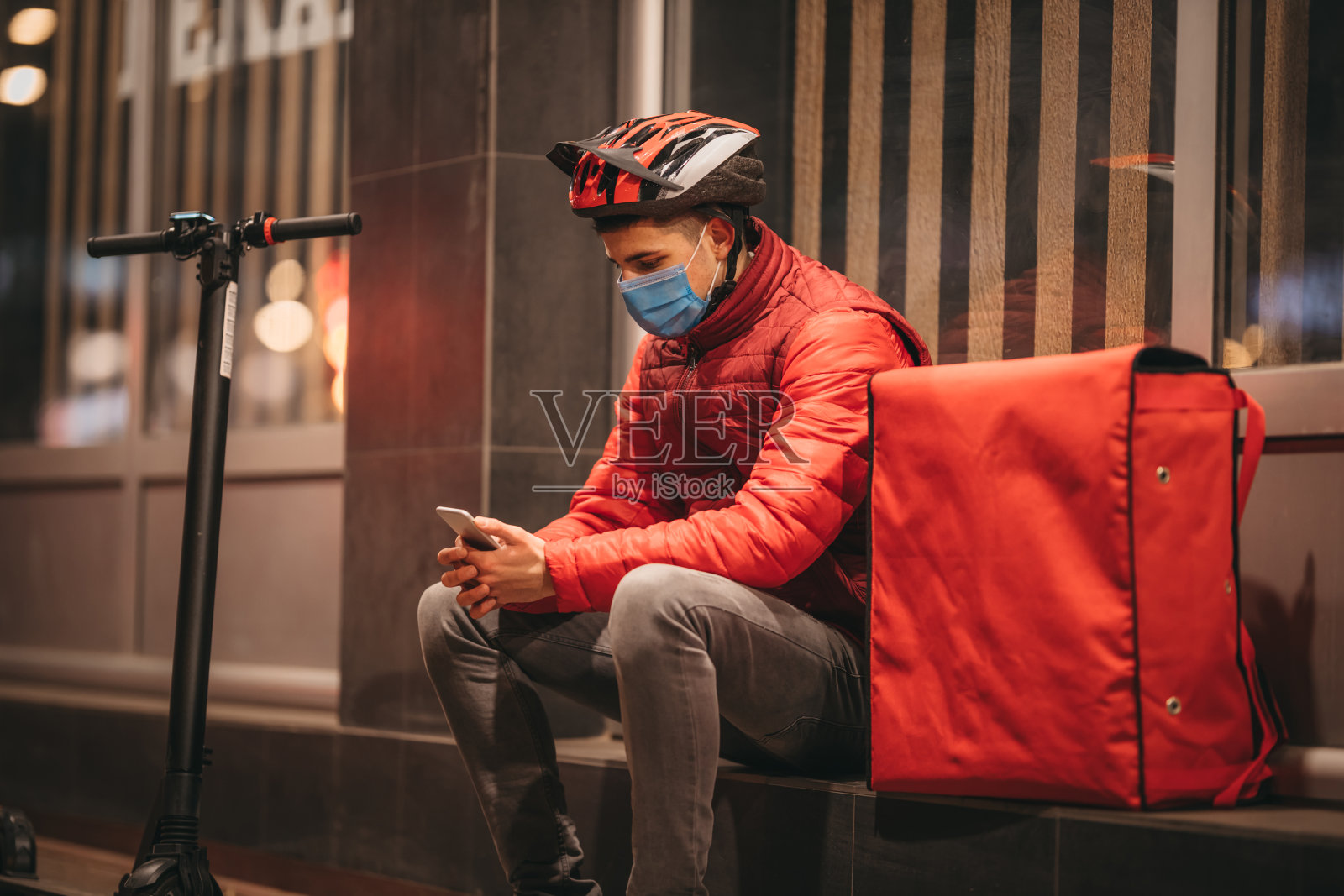 冠状病毒大流行期间的快递员照片摄影图片