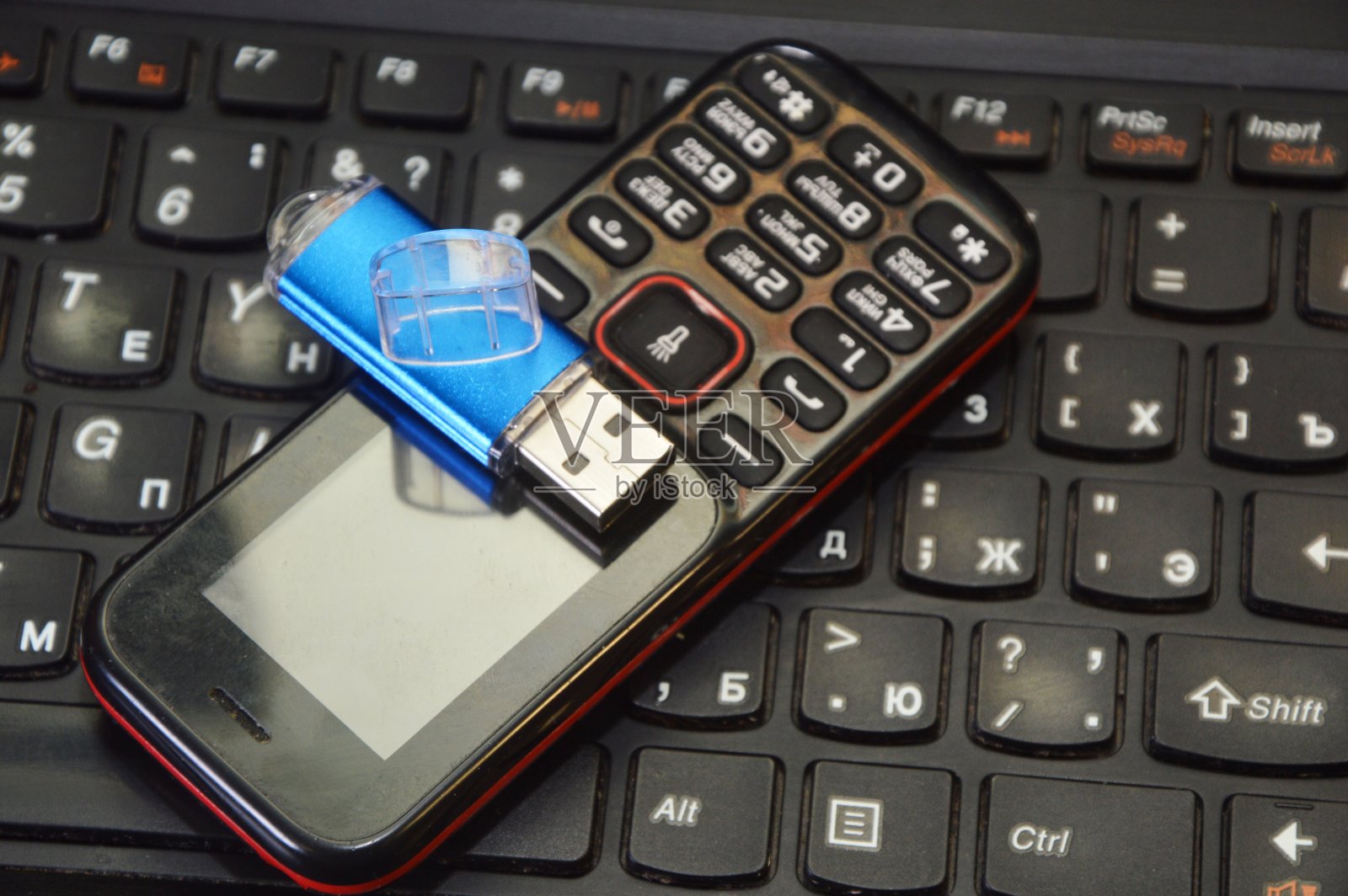 笔记本电脑键盘上的手机特写镜头照片摄影图片