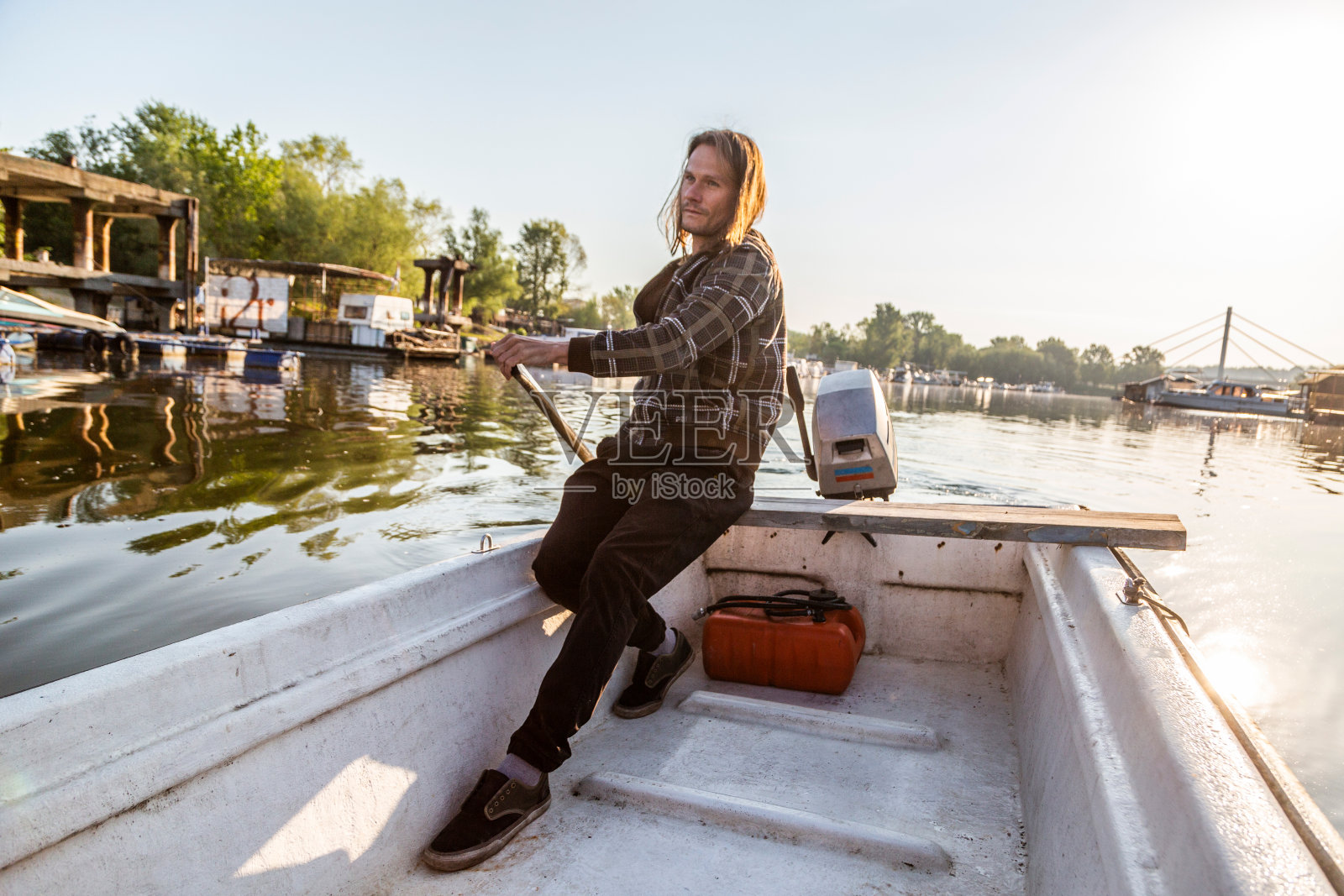 一个人在日出中划着老白船照片摄影图片