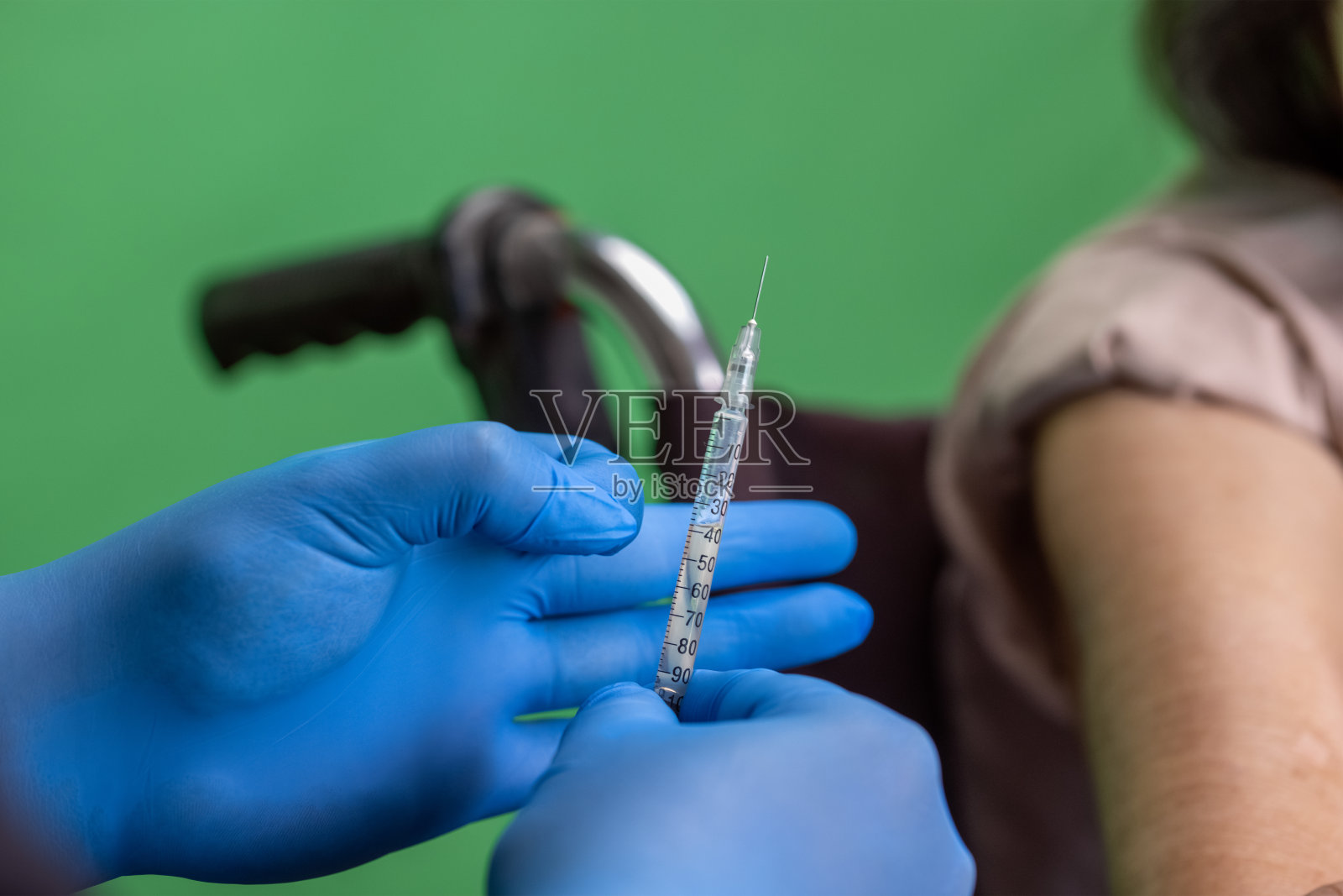 色键，护士给老年妇女做疫苗注射。照片摄影图片