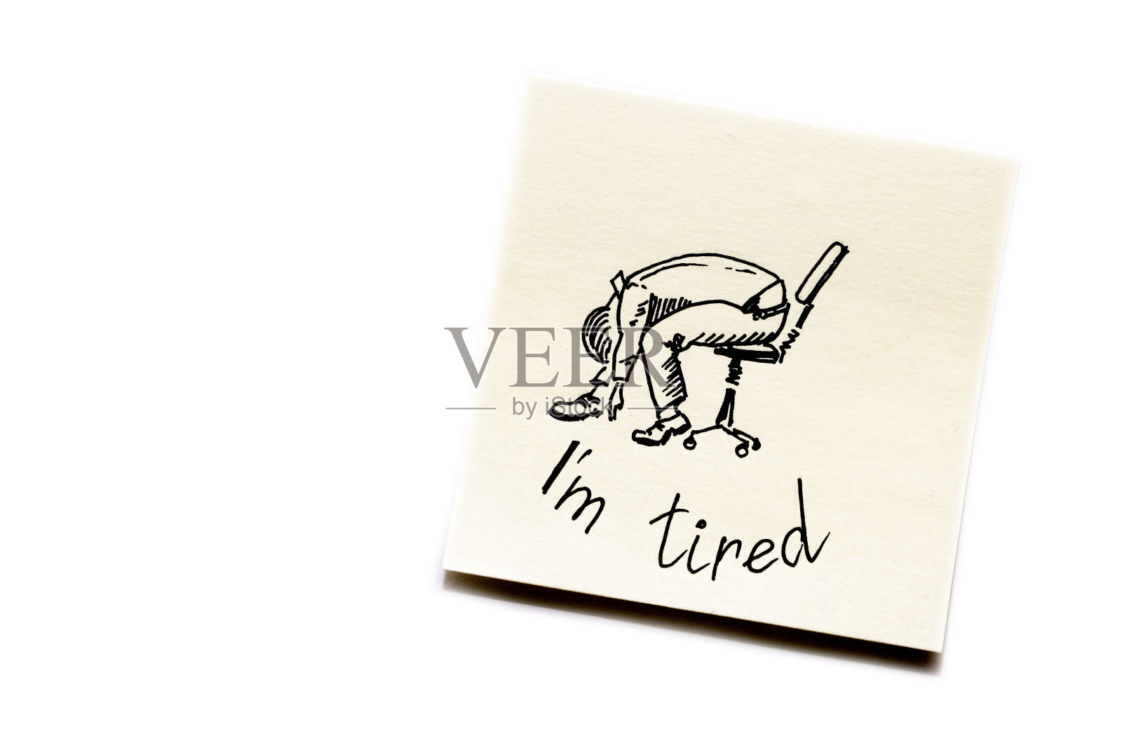 一个年轻人坐在办公椅上睡觉。工作劳累和过度劳累。“我累了”的贴纸。标记图。照片摄影图片