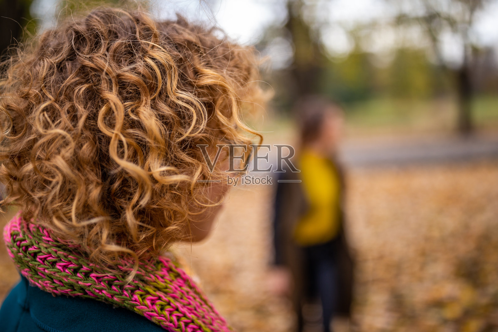 近距离的卷短头发照片摄影图片