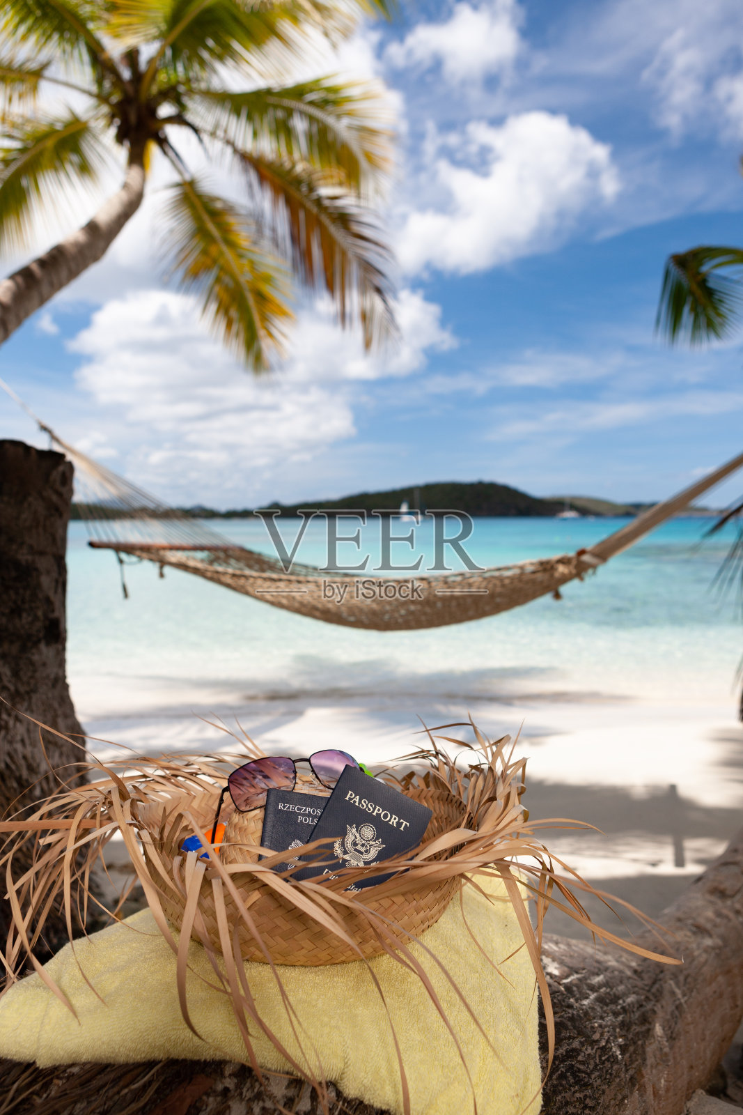 加勒比热带海滩上戴着帽子的护照照片摄影图片