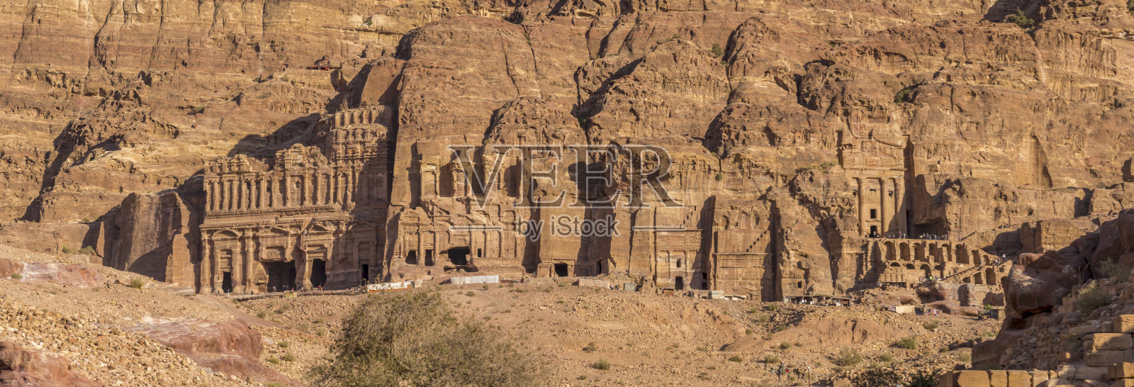 约旦佩特拉皇家陵墓全景照片摄影图片