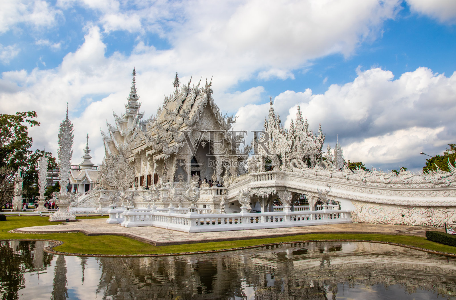 位于泰国北部清莱的白光寺照片摄影图片