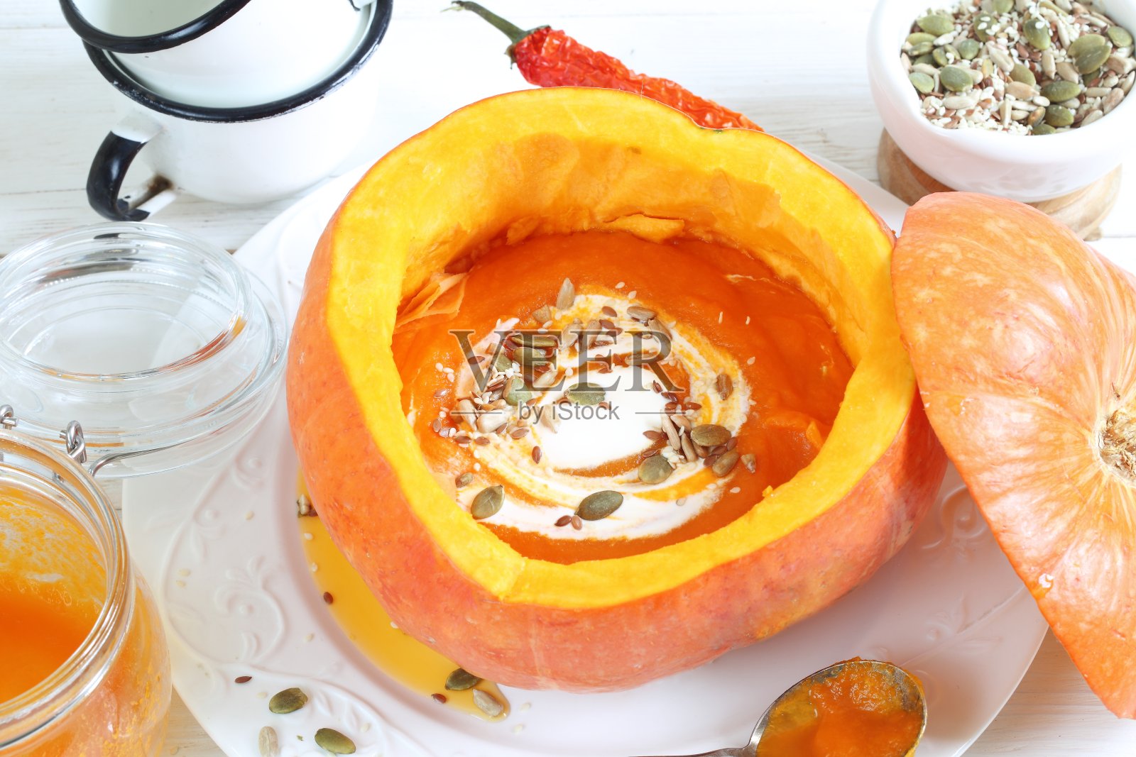 白底南瓜浓汤照片摄影图片