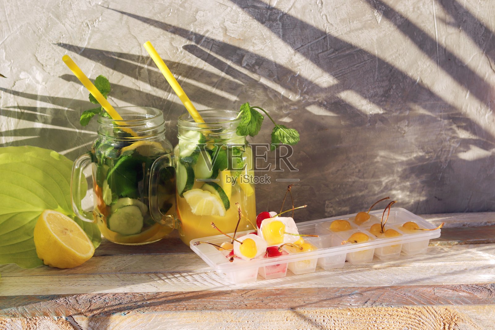 由有机水果、浆果、黄瓜和薄荷叶制成的提神饮料放在木桌上的玻璃杯里照片摄影图片
