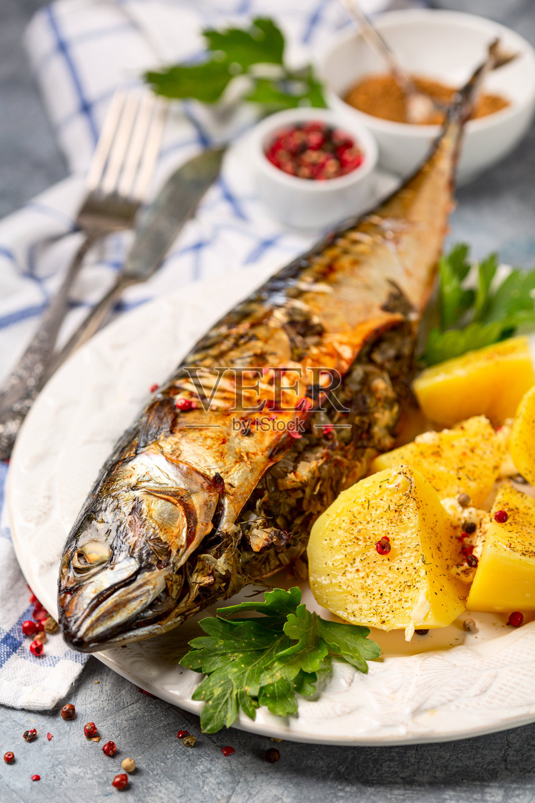 烤鲭鱼配香草和胡椒。照片摄影图片