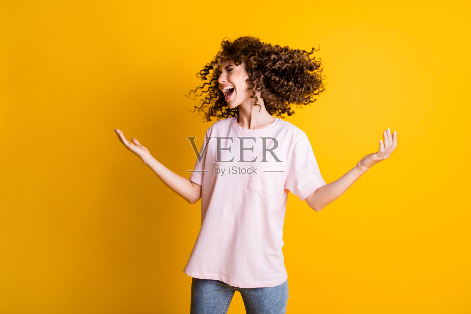 照片肖像疯狂的女孩挥舞着头发周围孤立在鲜艳的黄色背景照片摄影图片