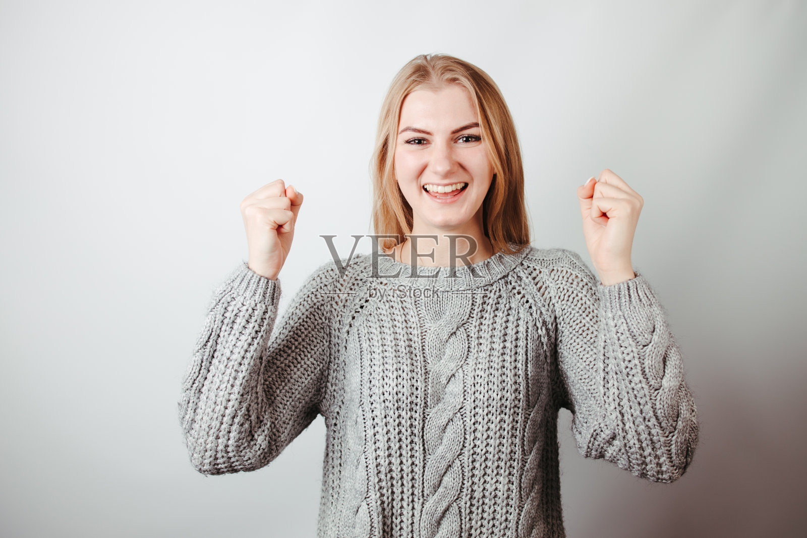 快乐快乐的微笑女人做一个胜利的手势照片摄影图片