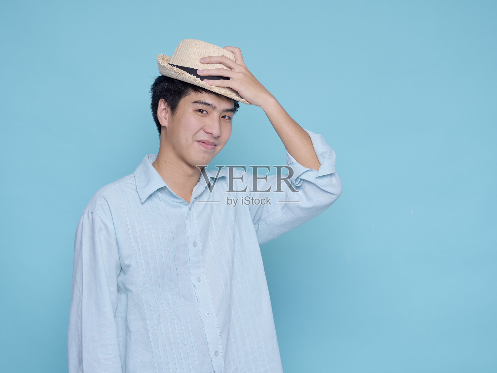 戴着夏帽的帅哥。旅游和度假的概念照片摄影图片