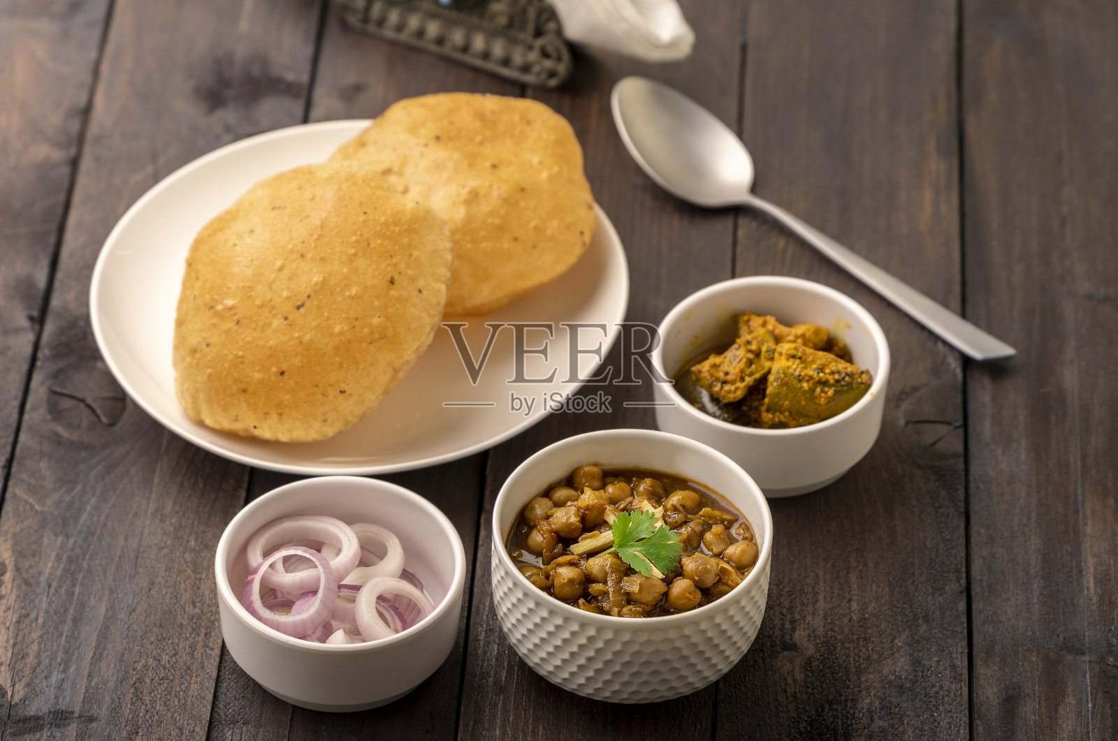 炸布里和咖喱，著名的印度食物照片摄影图片