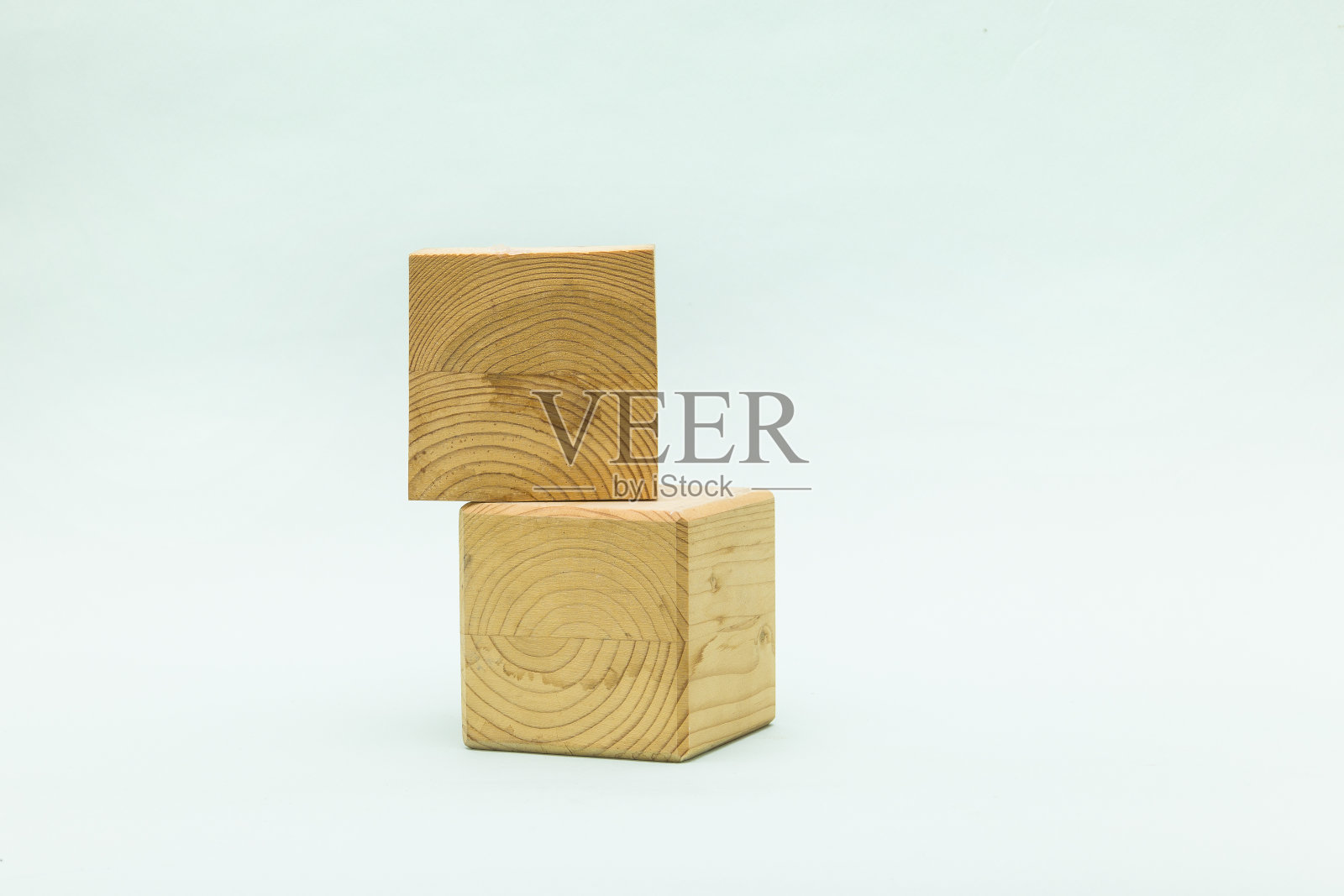 抽象蜡笔背景与两个木制几何形状。生态产品木方盒的形式。简约风格的空橱窗。照片摄影图片