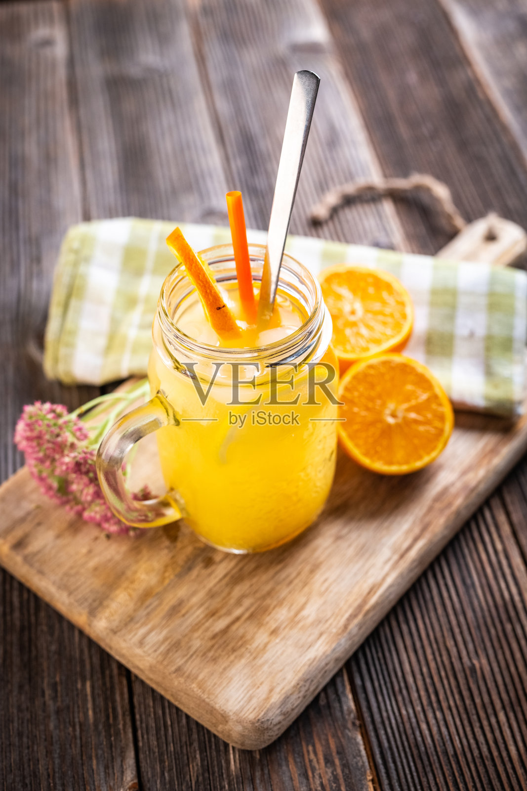 柠檬汁饮料与柠檬片，冰，橙汁在梅森瓶照片摄影图片