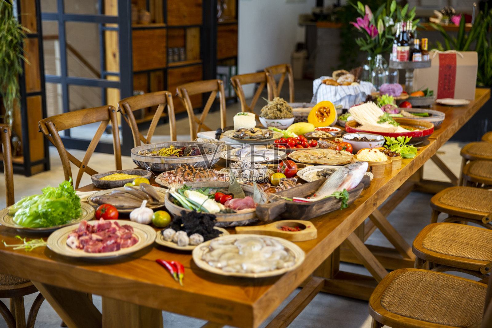 顶视图在餐厅的桌子上与海鲜和肉类食物的分类。宴会，菜单，昂贵的食物，成功的概念照片摄影图片