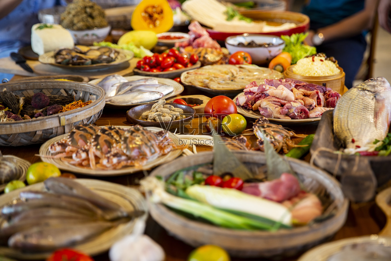 顶视图在餐厅的桌子上与海鲜和肉类食物的分类。宴会，菜单，昂贵的食物，成功的概念照片摄影图片