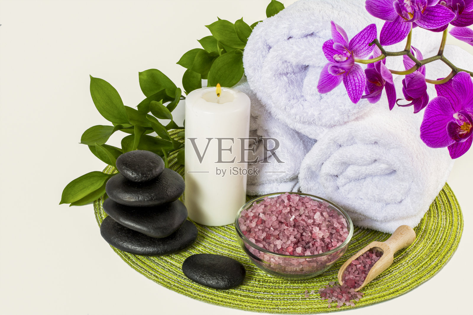 水疗装饰概念与粉色海盐照片摄影图片