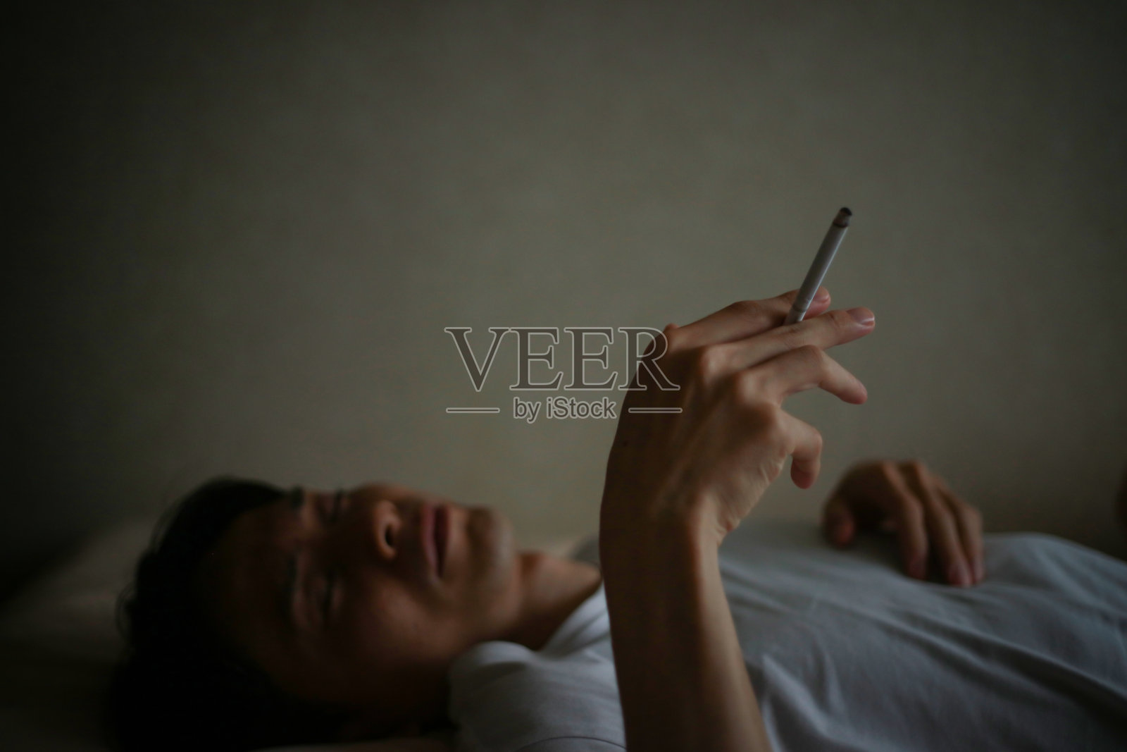 睡眠中的香烟形象照片摄影图片