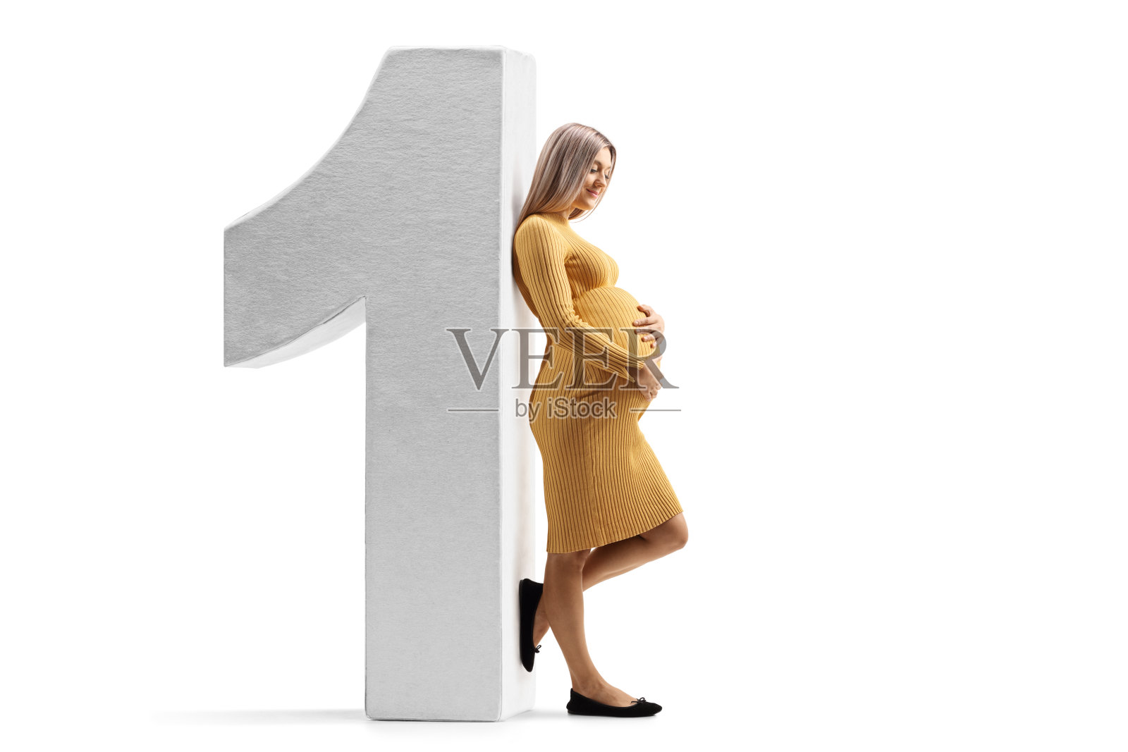 一名孕妇靠在大号大号上的全身照照片摄影图片