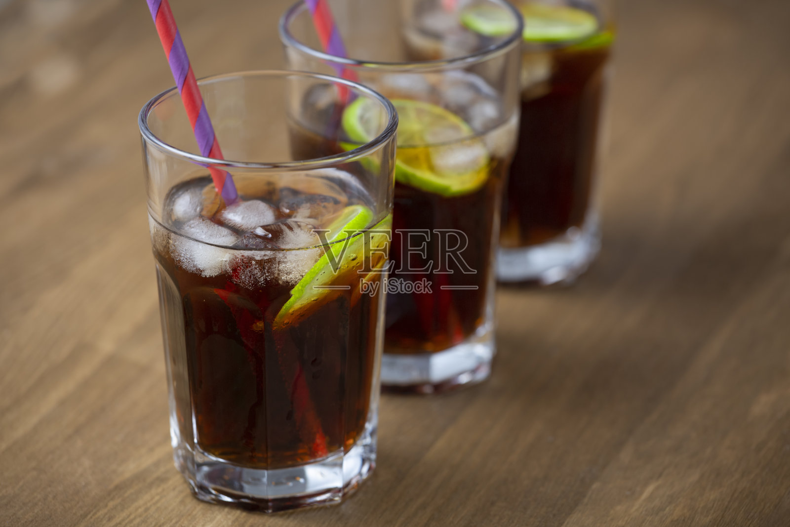木桌上的古巴自由鸡尾酒特写，特写照片摄影图片