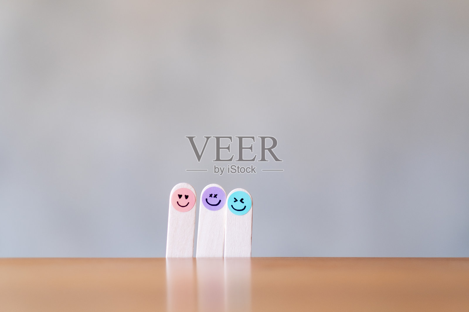 彩色的手在木棒上画出快乐的表情照片摄影图片