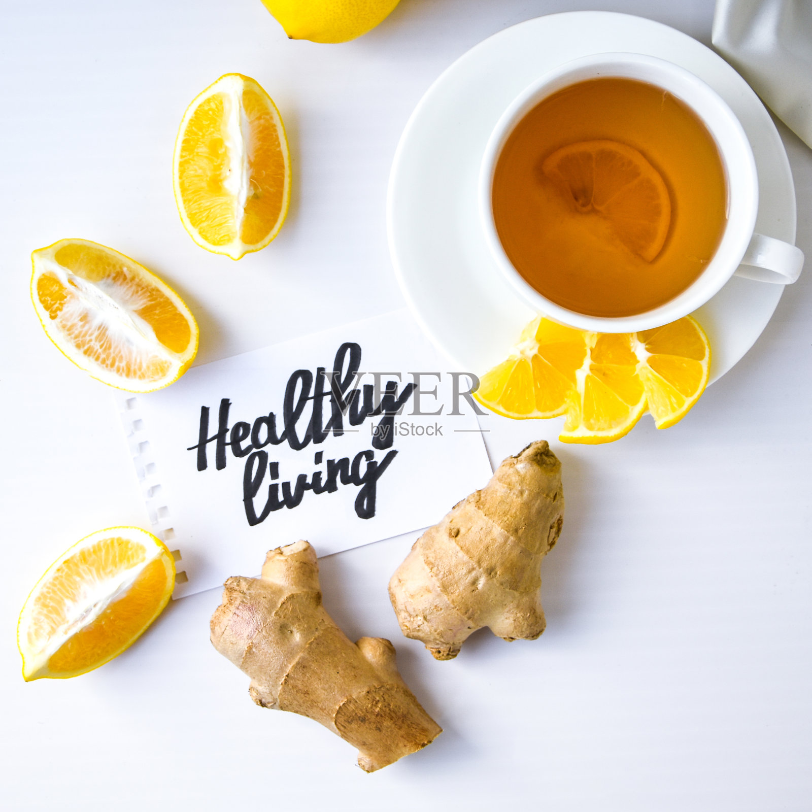 健康生活-写在一张纸上的产品治疗普通感冒-柠檬，生姜，甘菊茶。天然维生素饮料照片摄影图片